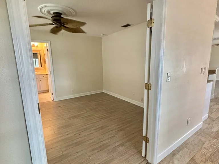 500 SE 16th Ter — Photo 16