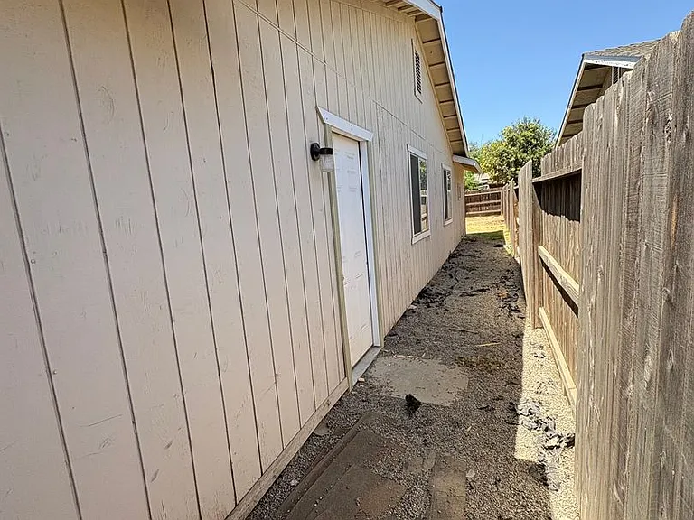 869 Belmont St — Photo 31