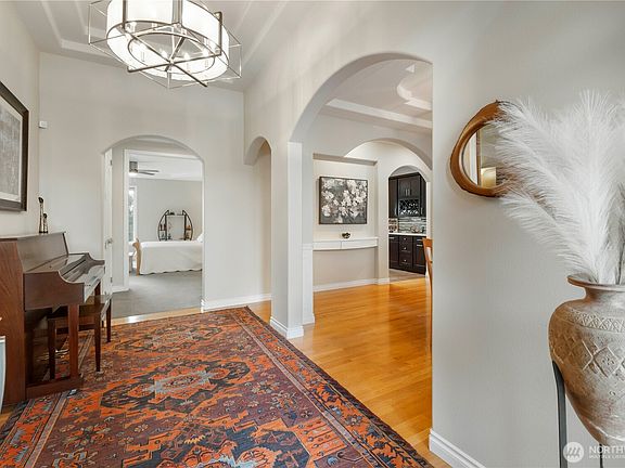 5th image of 2127 Davis Court NE