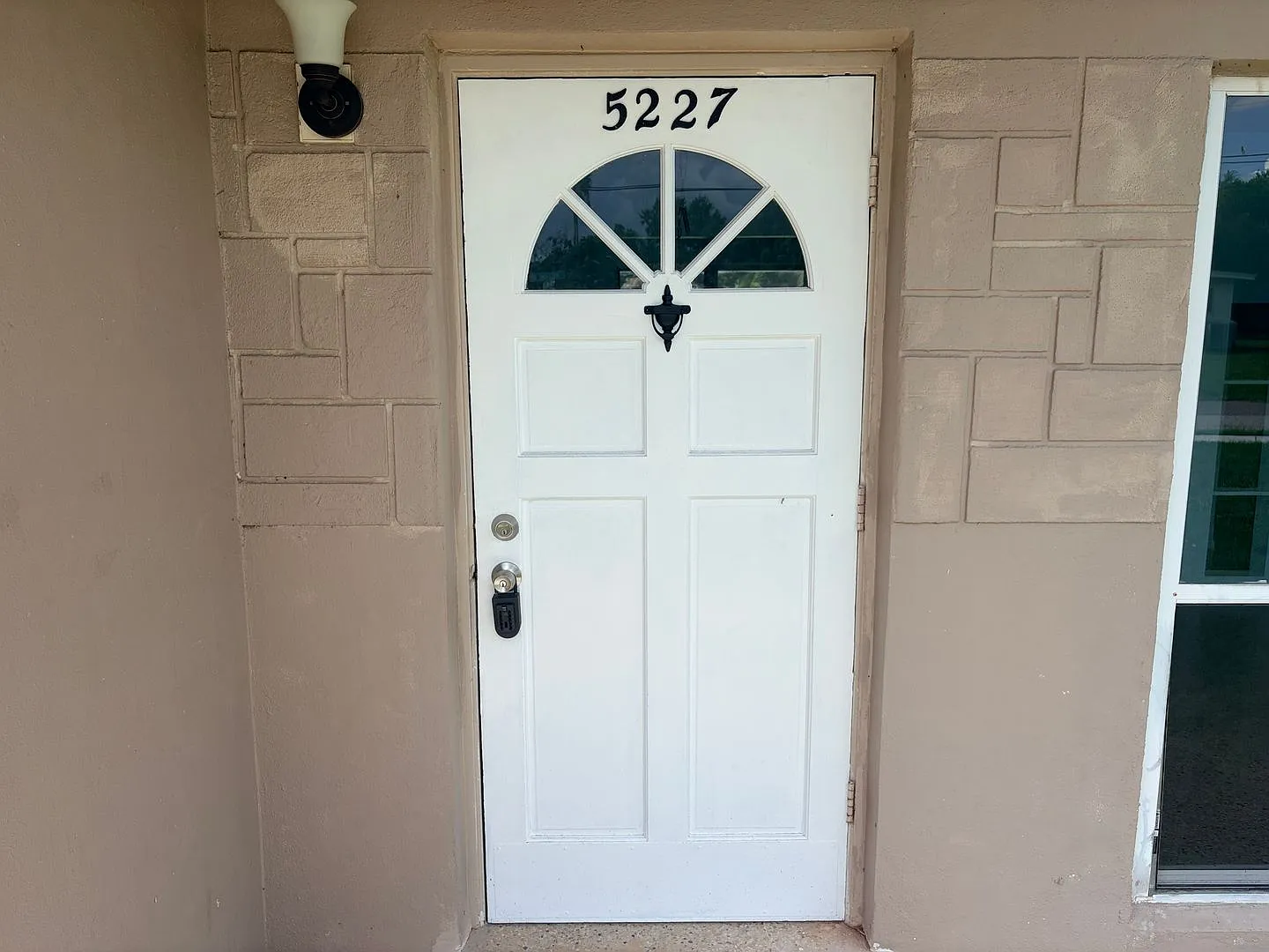 2 Bed/ 1.5 Bath Home with Bonus Room — Photo 2