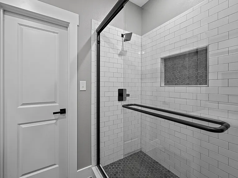 527 W Walker St — Photo 14