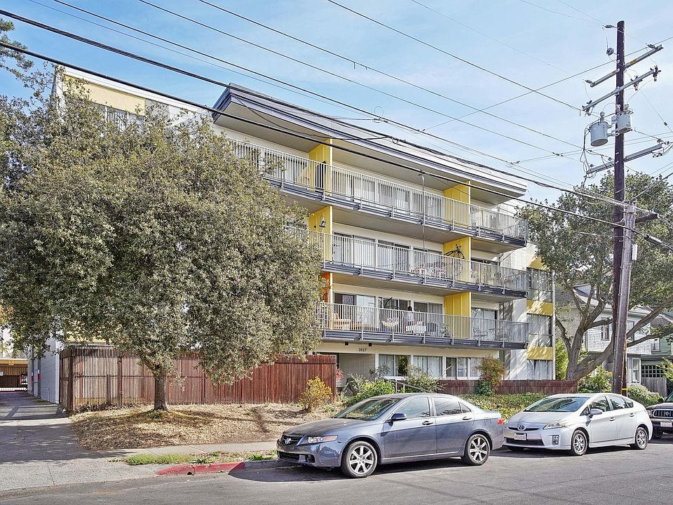 Side view exterior of the apartment building at 2627 Hillegass Ave, Berkeley, CA 94704, USA