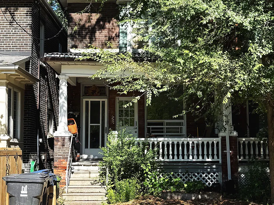 383 Lansdowne Ave #MAIN FLOOR