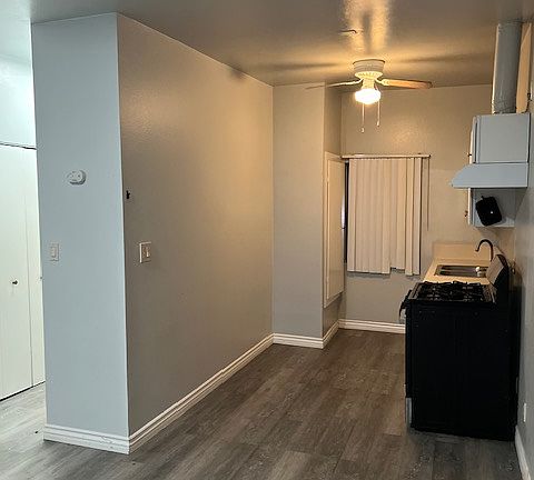 3rd image of 11231 Oxnard St #16