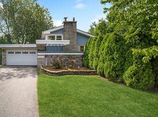 3221 Greenbriar Dr, Glenview, IL