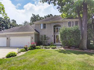 220 Long Oak Dr, West Chicago, IL