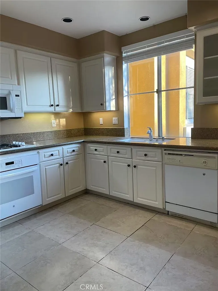3 bed, 2.5 bath, 1345 sqft, $4,000 — Photo 4