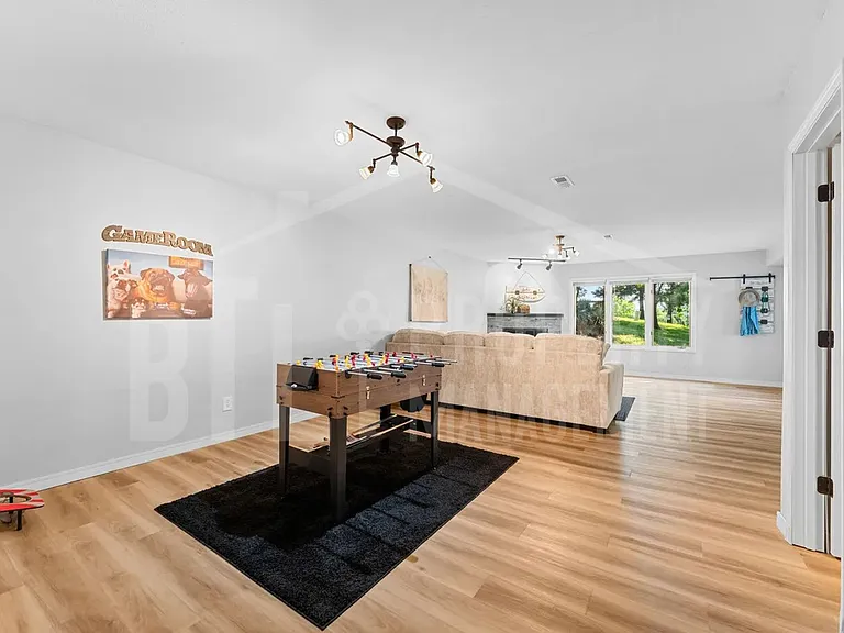 185 Eagle Pointe Dr — Photo 1