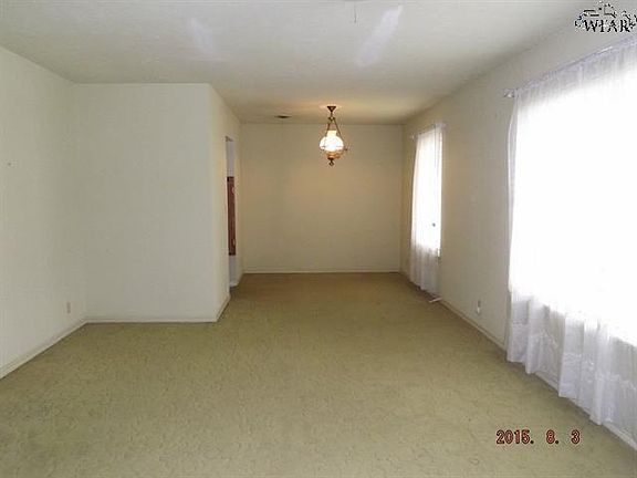 3rd image of 812 W Bois D Arc St