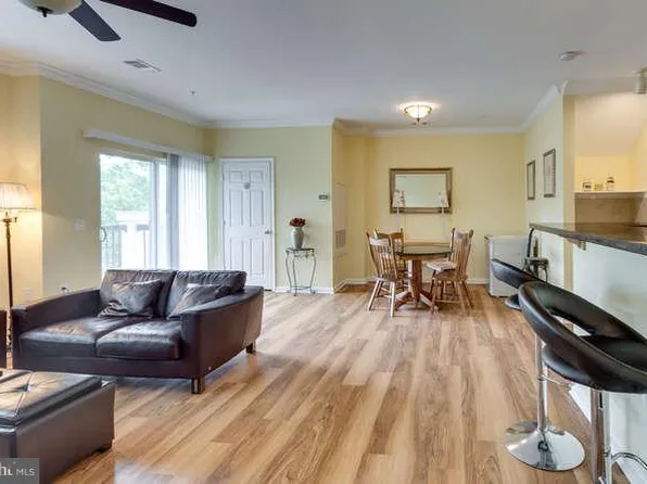 11319 Aristotle Dr APT 305, Fairfax, VA 22030