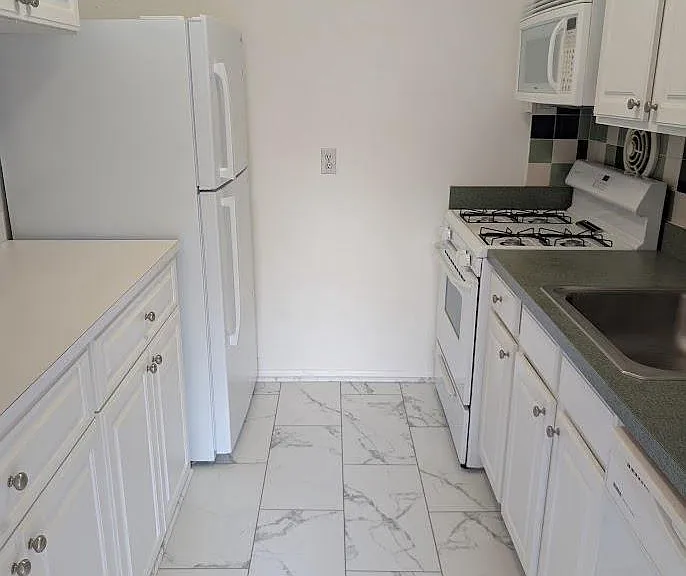 2903 Charing Cross Rd #7 — Photo 4