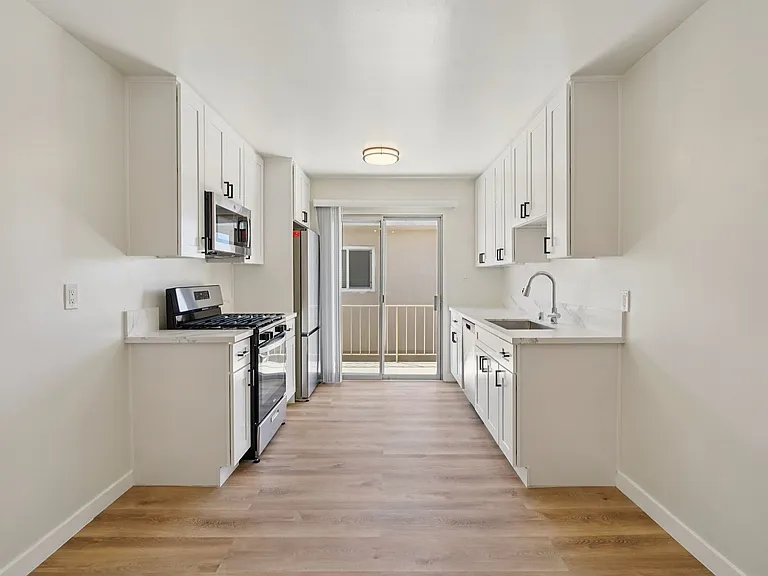 437 & 441 W Queen St — Photo 18