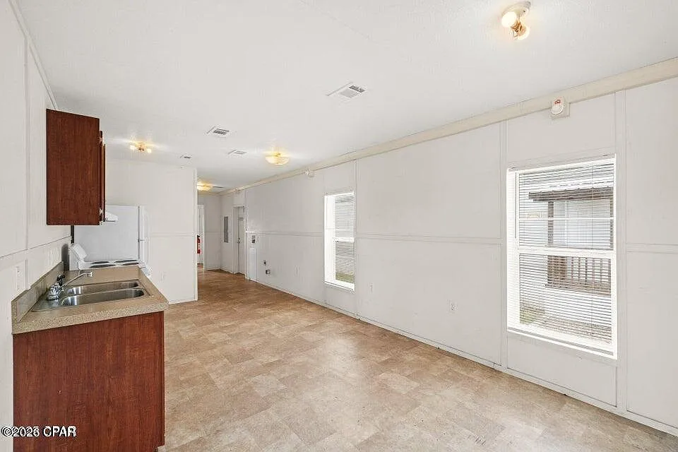 3 bed, 720 sqft, $1,100 — Photo 2
