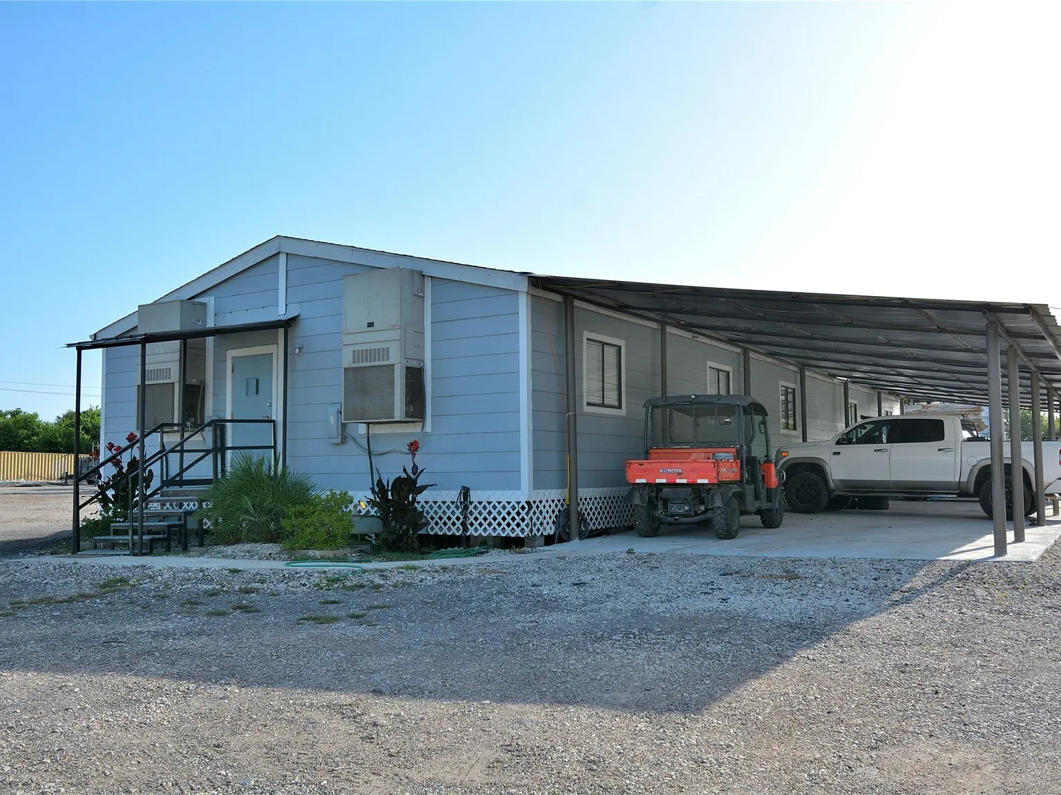 3 bed, 1.0 bath, 1100 sqft, $1,400 — Photo 1