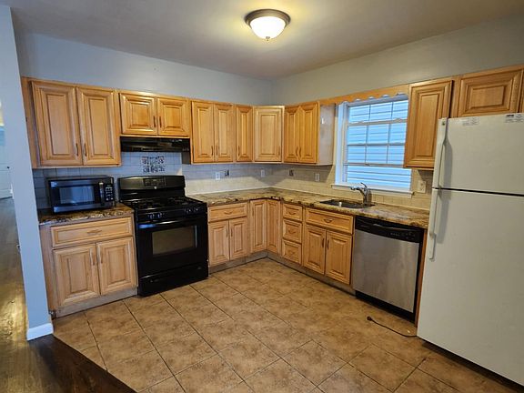 3rd image of 66 11th Ave W #1