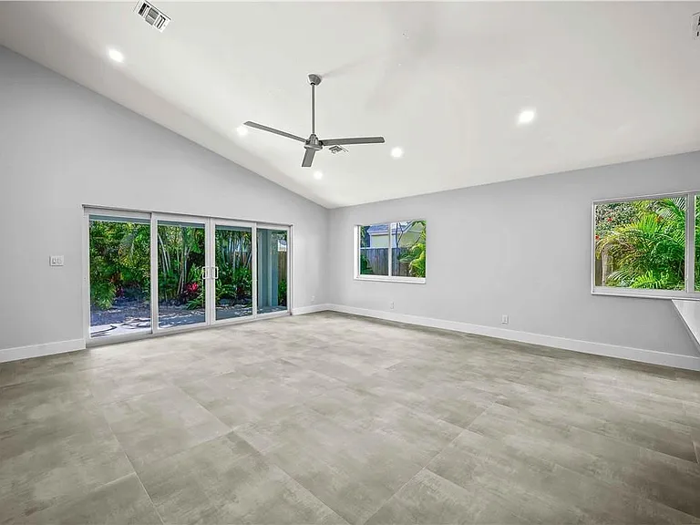 828 NE 17th Way — Photo 7