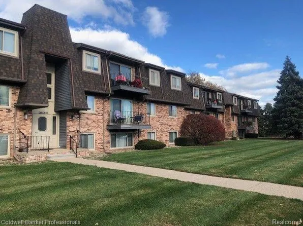 420 Riviera Dr, Saint Clair Shores, MI 48080
