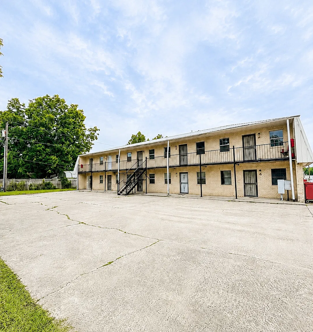 606 Northwest J Street — Photo 1