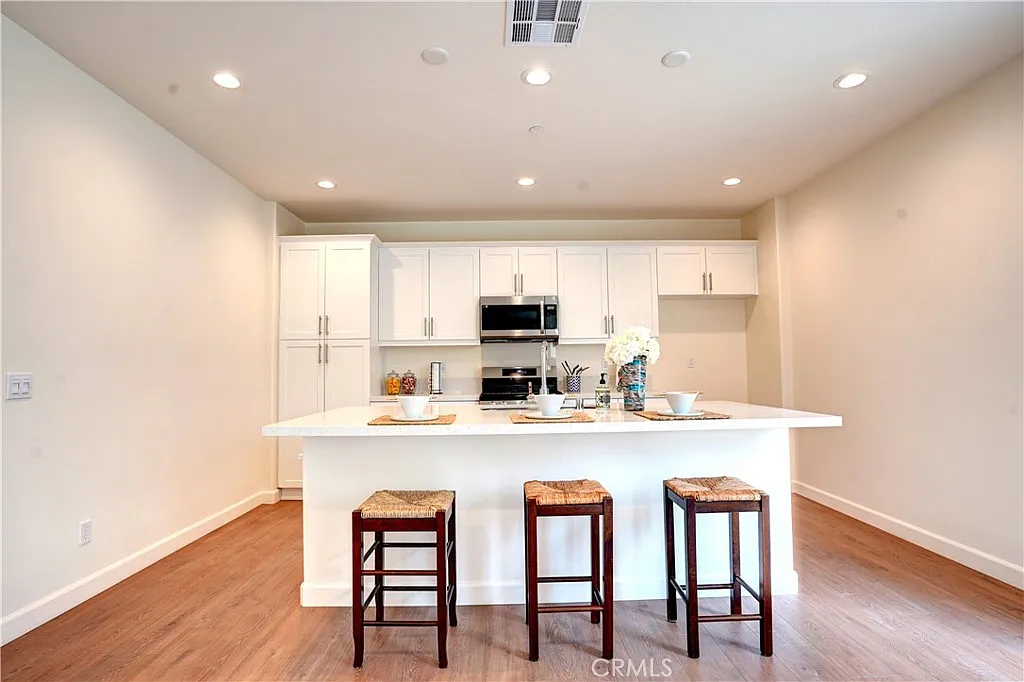3 bed, 2.5 bath, 1807 sqft, $3,050 — Photo 3