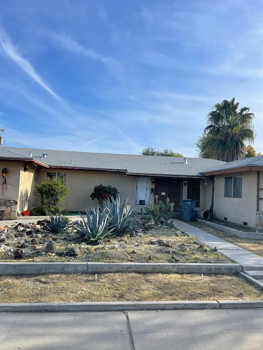 4870 E Clinton Ave photo 1