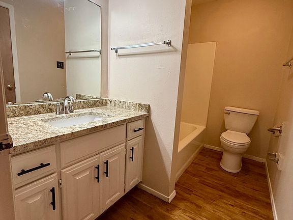 4th image of 506 Hogg St