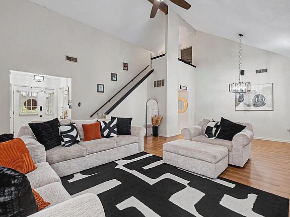4th image of 87 Stoneledge Dr