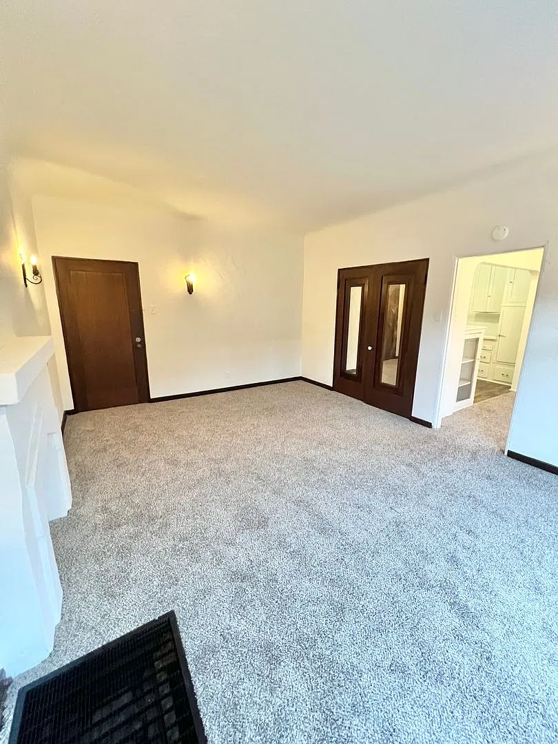Charming Vintage 1BD/1BA Upstairs Corner Unit Near 7th Street | On-Site Laundry — Photo 4