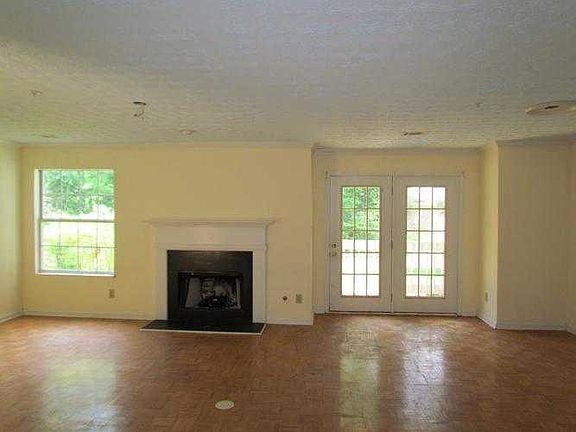 Expansive Living / Dining Area with Fireplace - En