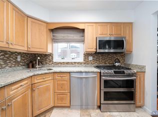 3 Thompson St, Dumont, NJ 07628