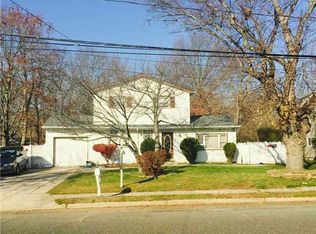 105 Peach St, Brentwood, NY 11717