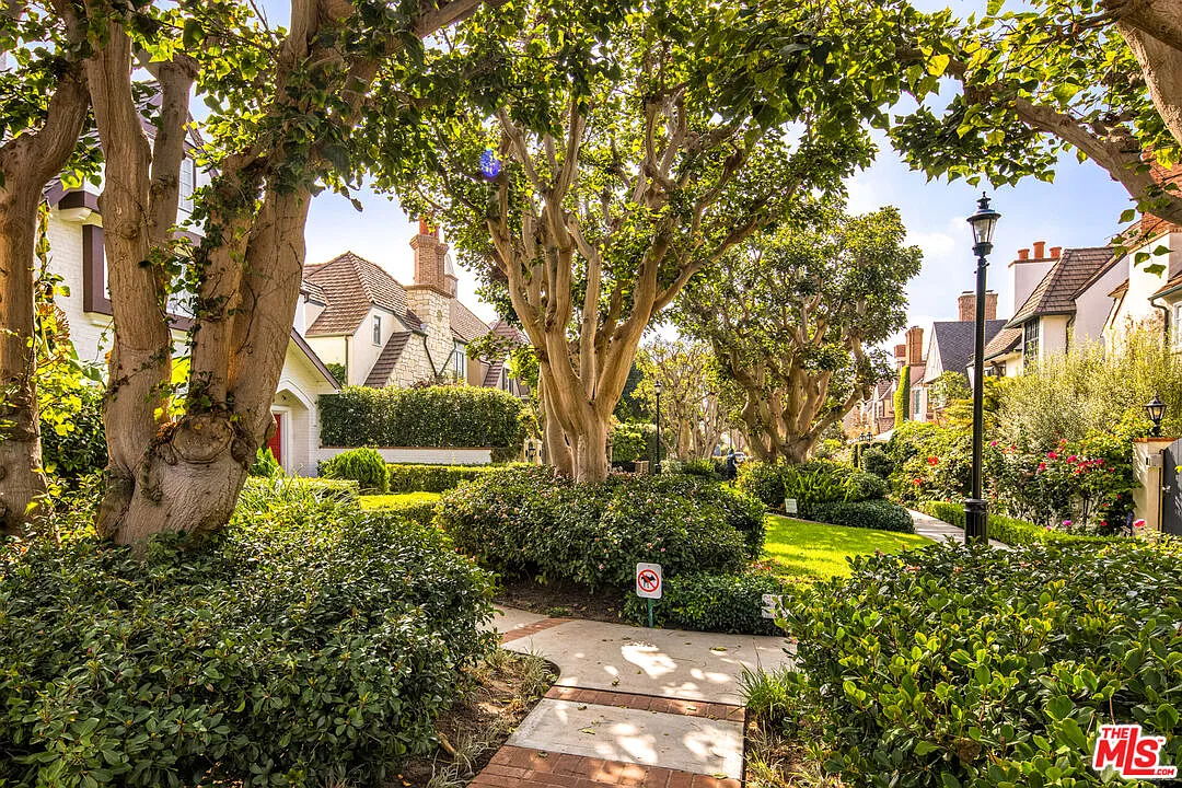 4 bed, 2.5 bath, 2830 sqft, $12,500 — Photo 4