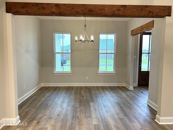 5th image of 303 Bennington Ln