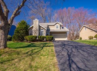 17 Oakleaf Dr, Halfmoon, NY 12065
