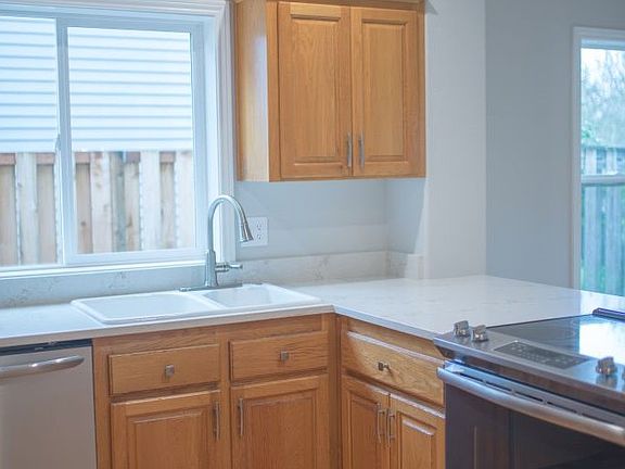 3rd image of 1729 NE Parkside Dr