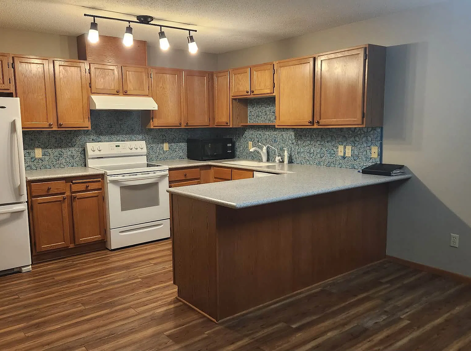 2 bed, 1102 sqft, $1,950 — Photo 3