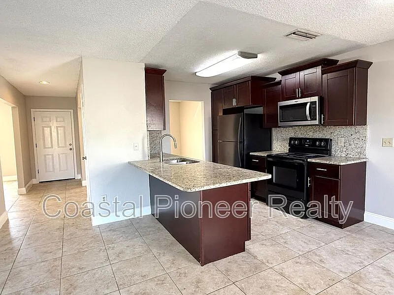 4 bed, 2.0 bath, 1813 sqft, $2,198 — Photo 2