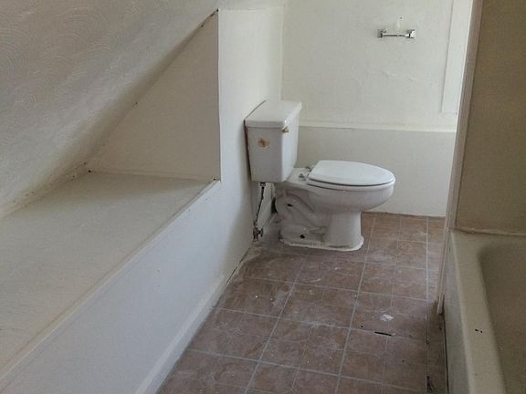 3rd image of 629 Forest Ave APT 3