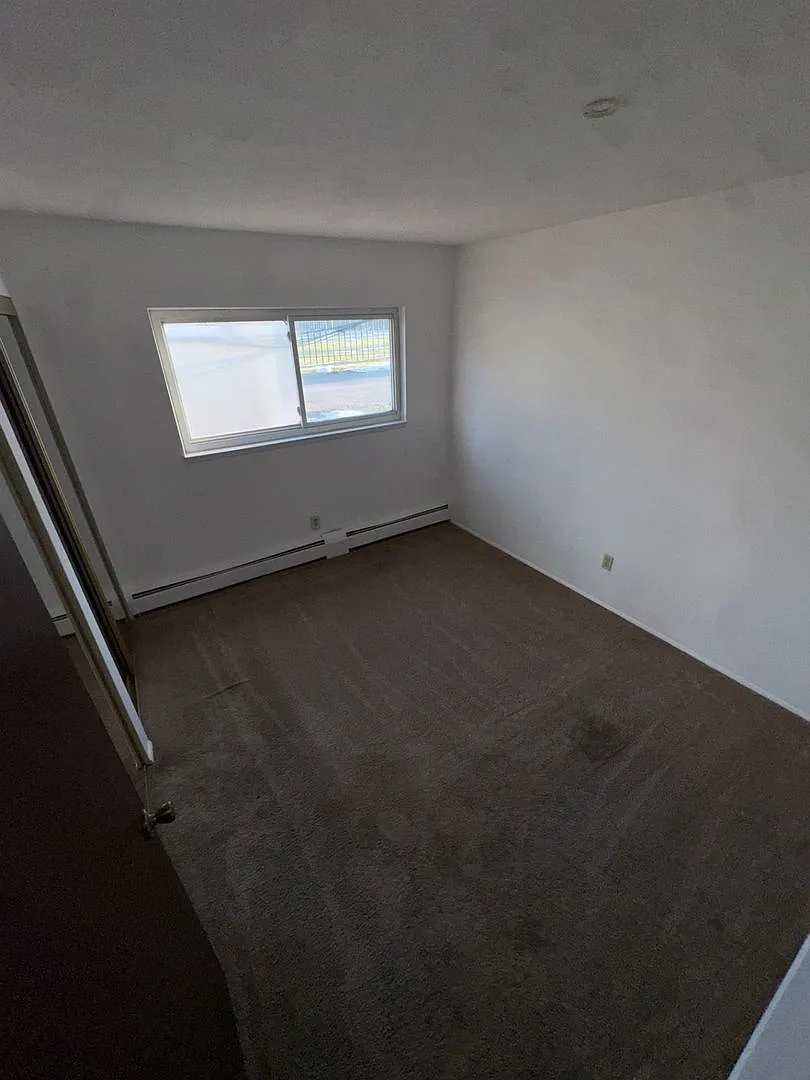5058 Broadway — Photo 3