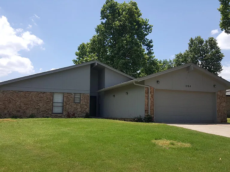 204 Redbud St — Photo 3