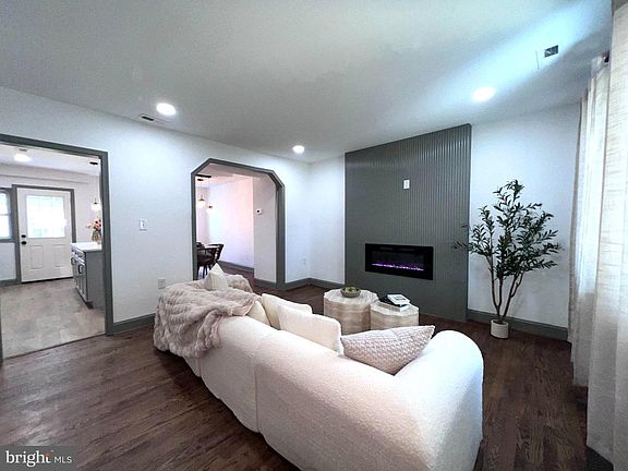 4th image of 2802 W Garrison Ave