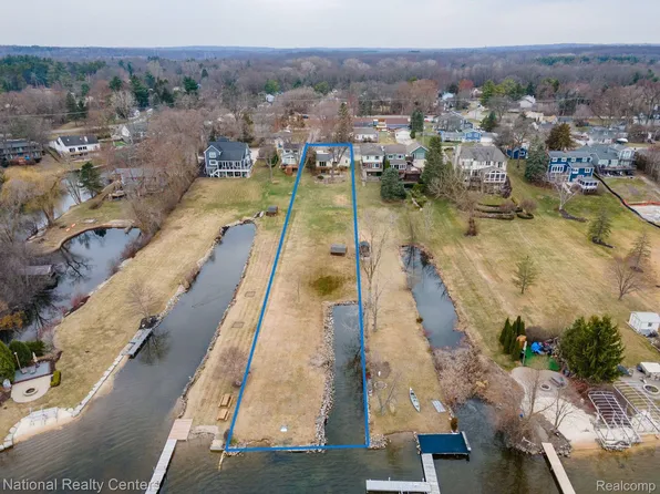 3506 Moberly Dr, Commerce Township, MI 48382