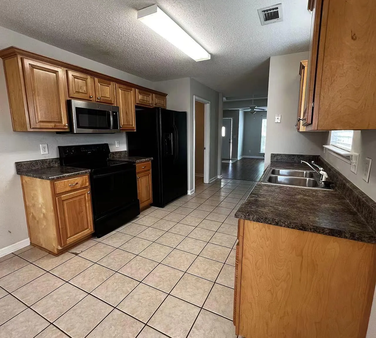 3 bed, 1379 sqft, $1,650 — Photo 2