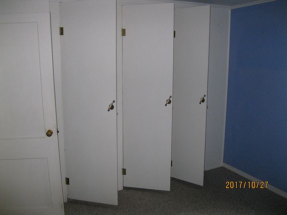 2nd bedroom, lots of closets