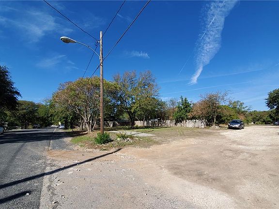 5th image of 402 E Milam St