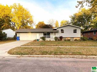 408 Sharpe Dr, Vermillion, SD 57069