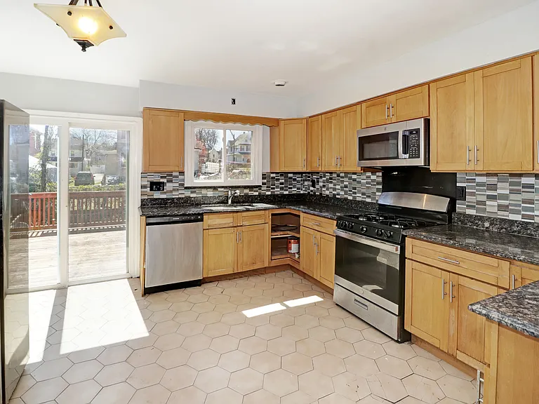 260 Shepard Ave — Photo 7