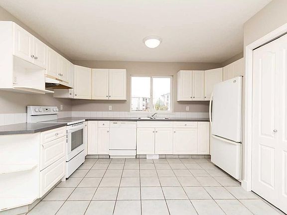 4th image of 158 E Jerry Potts Blvd W