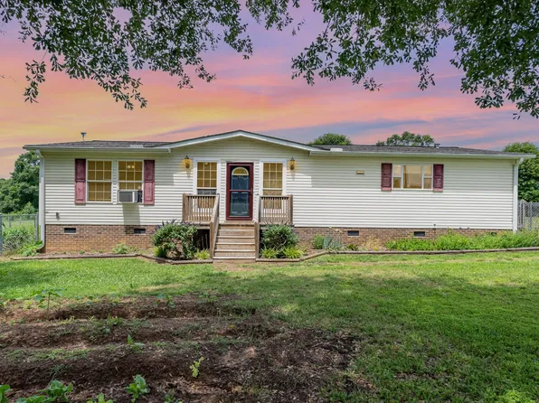 701 Bumblebee Ln, Wellford, SC 29385