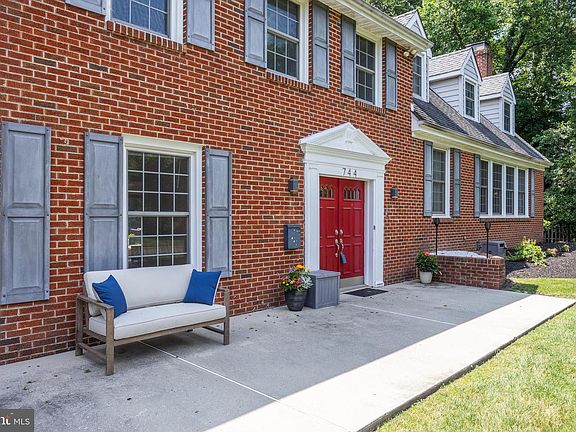 3rd image of 744 Signal Light Rd