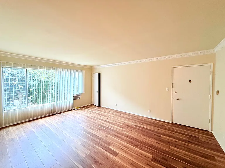 356 N Hayworth Ave — Photo 3